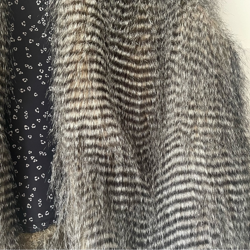 Faux Fur Women’s Vest - Picture 2 of 3